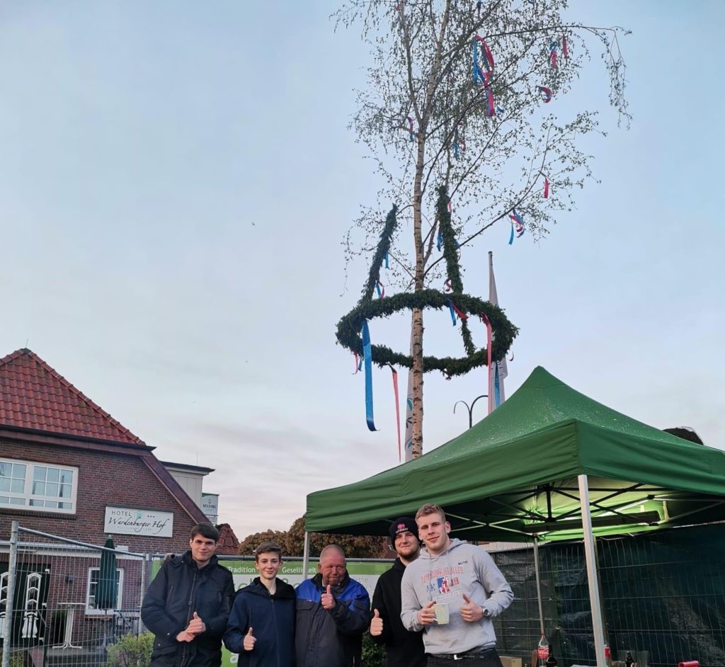 Michel Joel, Erik Kretschmann, Simon Wilmsmann, Jan Wöbken, Julius Wilmsmann, Mathes Joel, Lukas Laumann und Adam Hajdu wurden bei der Baumwache von Wardenburgs Urgestein Udo unterstützt.